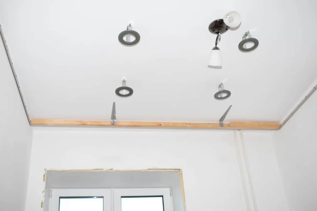 Biały sufit napinany - jaki wybrać, jak zamontować, ile kosztuje | Poradnik 2023