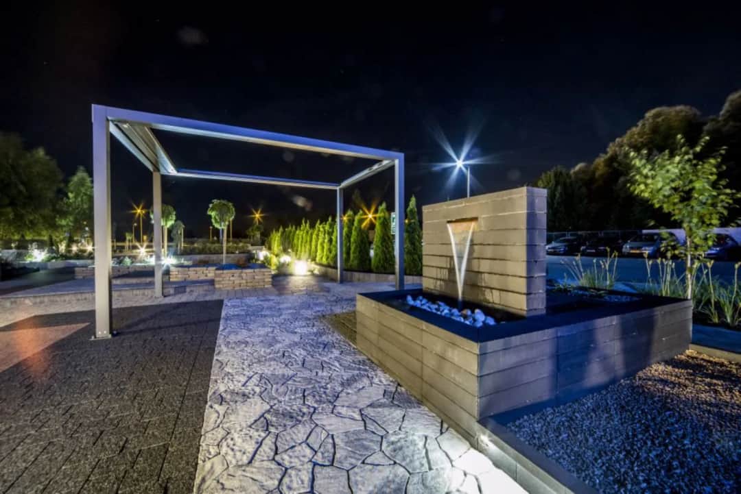 Nowoczesna fontanna w ogrodzie | Nowy trend i wystrój