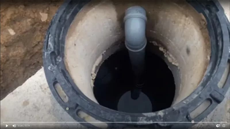 rura przez ogrodzenie do szamba | tanie i łatwe przyłącze