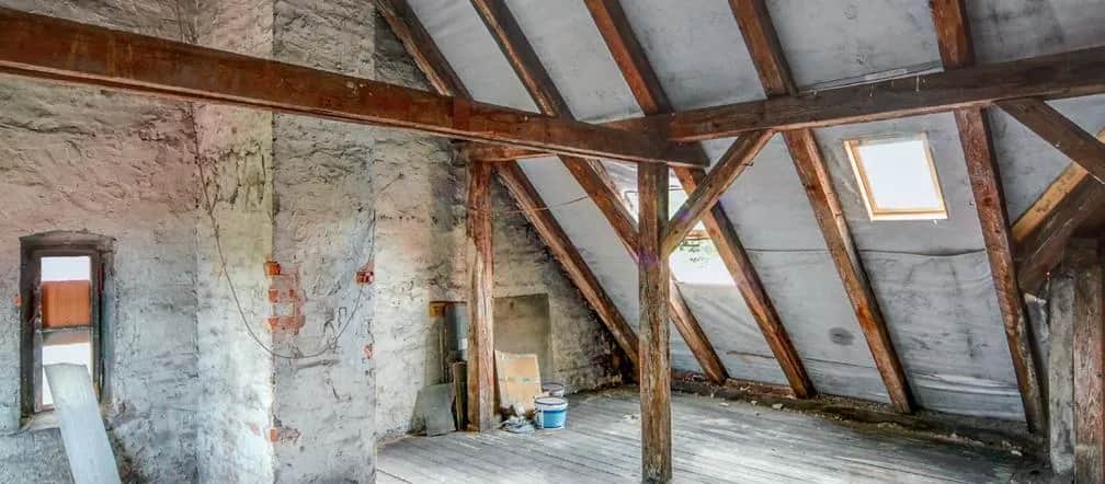 Usuwanie belek na poddaszu: poznaj prawdę o bezpieczeństwie i zagrożeniach