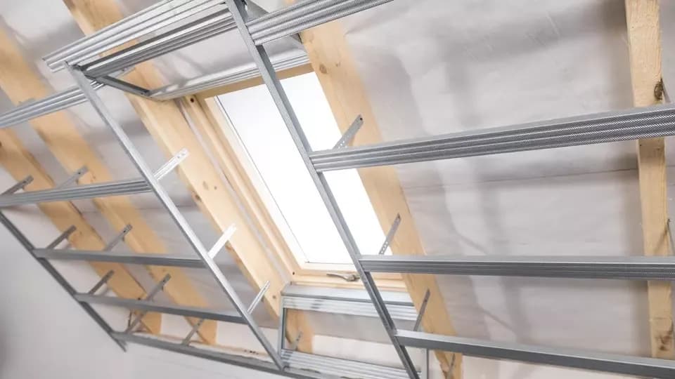 Czy najpierw ocieplić poddasze czy postawić ścianki działowe? Poradnik krok po kroku