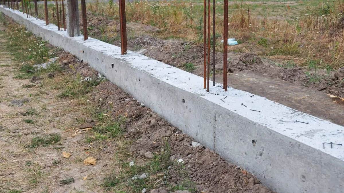 Ogrodzenie Podmurówka Pod Plot Betonowa Przy Ogrodzeniu - Jak Wykonać I Zainstalować Krok Po Kroku