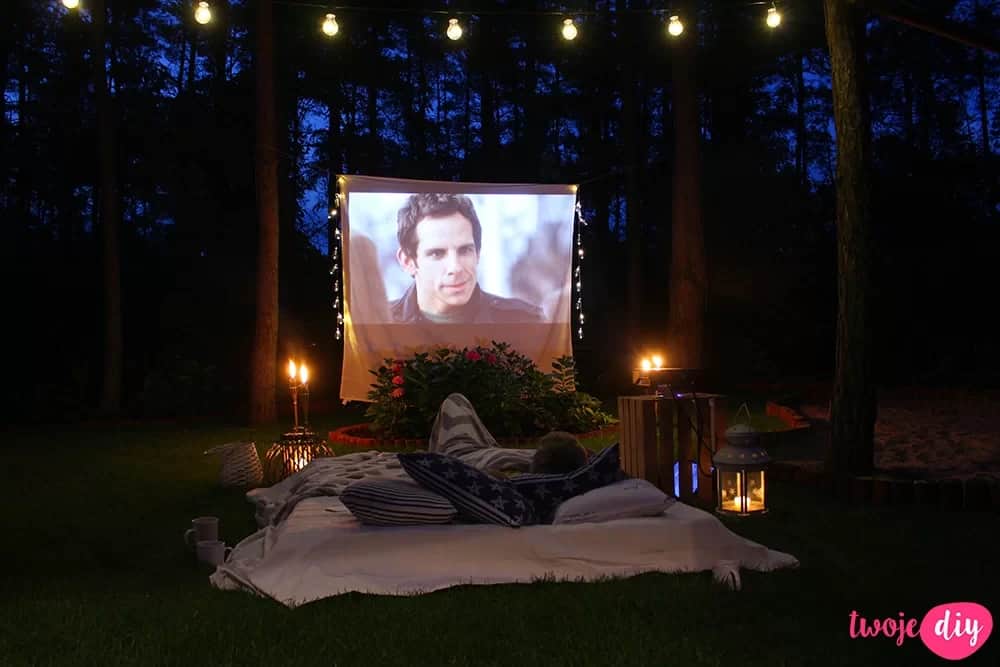 Jak urządzić domowe kino w ogrodzie?