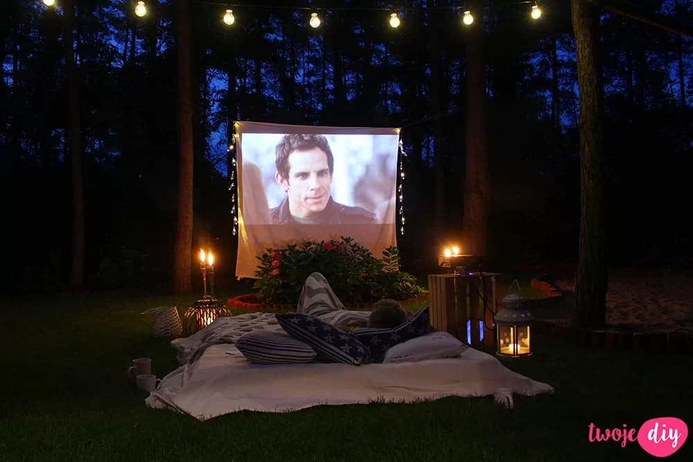 Jak urządzić domowe kino w ogrodzie?