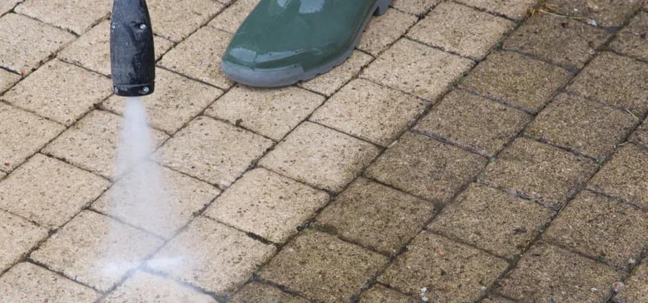 Srodek do mycia kostki brukowej | Top 5 polecanych płynów