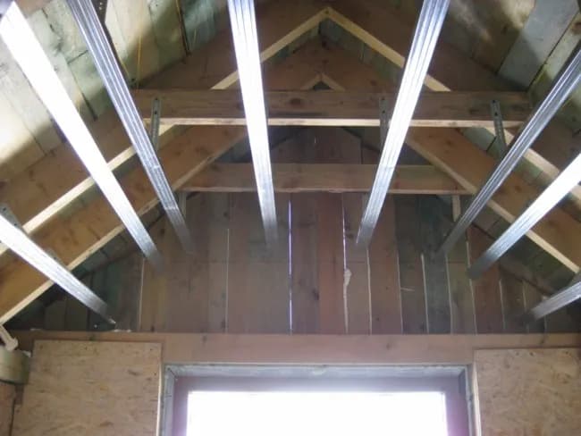 Czy warto ocieplać strych nad poddaszem użytkowym? Poznaj korzyści i zagrożenia