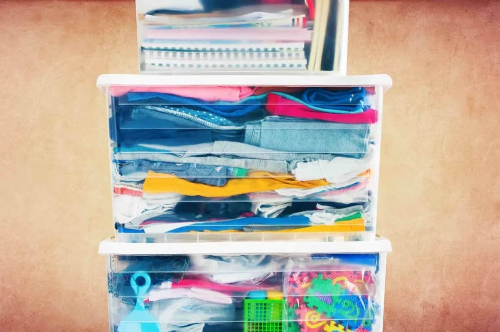 Jak skutecznie przechowywać ubrania na strychu i chronić je przed zniszczeniem