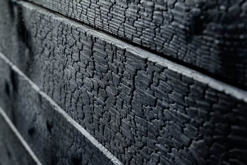 Deski elewacyjne opalane - najpopularniejszy wygląd lata 2022