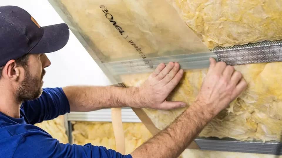 Jak prawidłowo układać folię paroizolacyjną na poddaszu - praktyczne porady