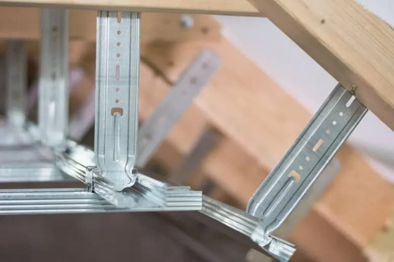 Najlepsze wieszaki na poddasze - rodzaje, zastosowanie i montaż